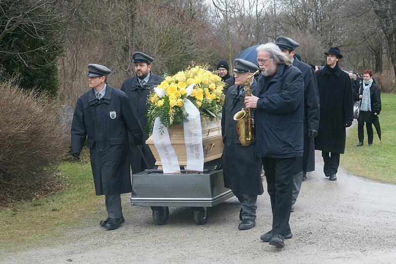 Beim letzten Weg weint der Himmel: Der Sarg von Sporthaus-Zampano Gerd Bittl kommt zum Familiengrab auf dem Untermenzinger Friedhof.