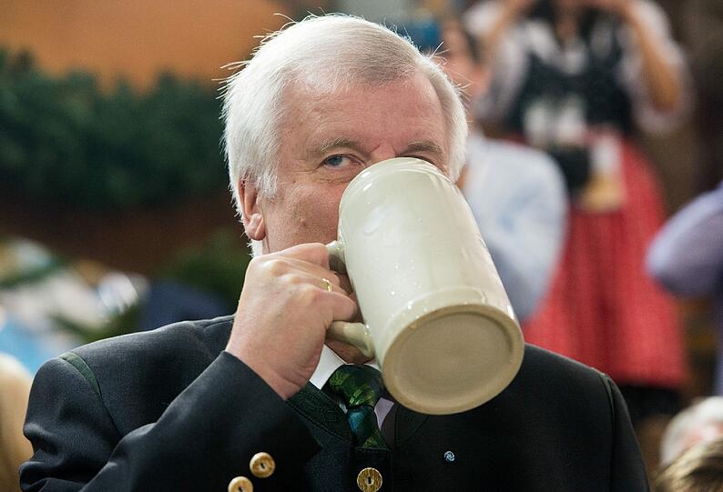 Ministerpräsident Seehofer lässt sich seine Maß schmecken ...