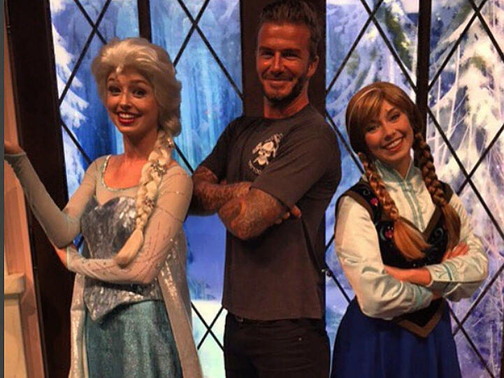 Für seine kleine Tochter posiert David Beckham sogar mit Elsa und Anna aus "Die Eiskönigin"