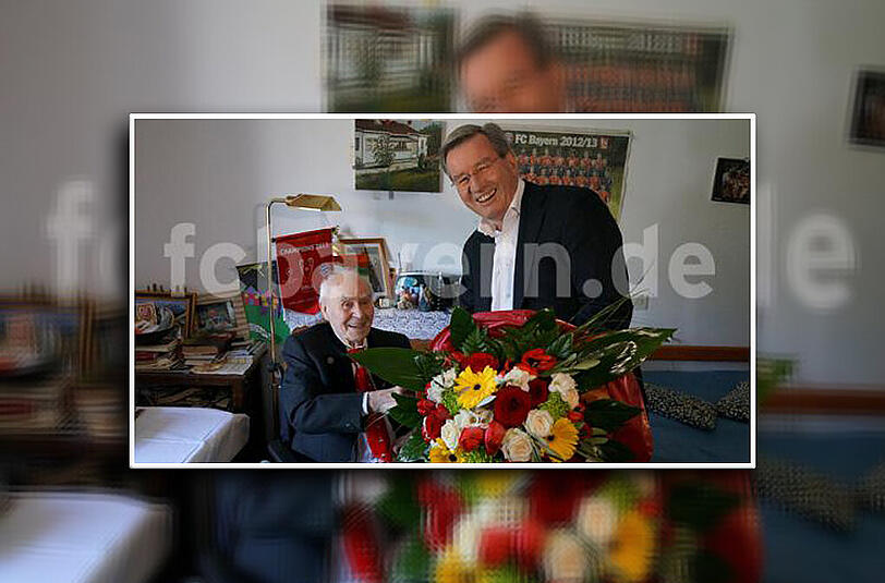 Hier gratuliert Bayern-Präsident Karl Hopfner Otto Schwab zum 99. Geburtstag.