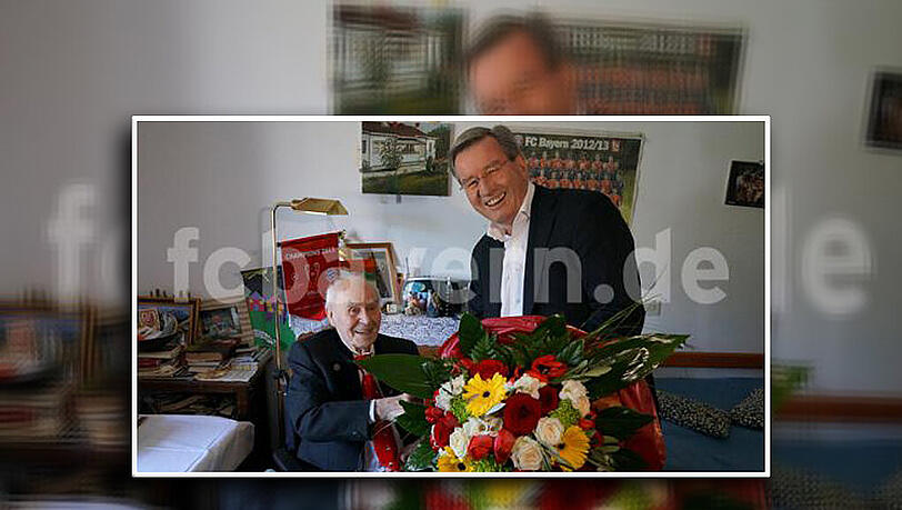 Hier gratuliert Bayern-Präsident Karl Hopfner Otto Schwab zum 99. Geburtstag. Hier gratuliert Bayern-Präsident Karl Hopfner Otto Schwab zum 99. Geburtstag.