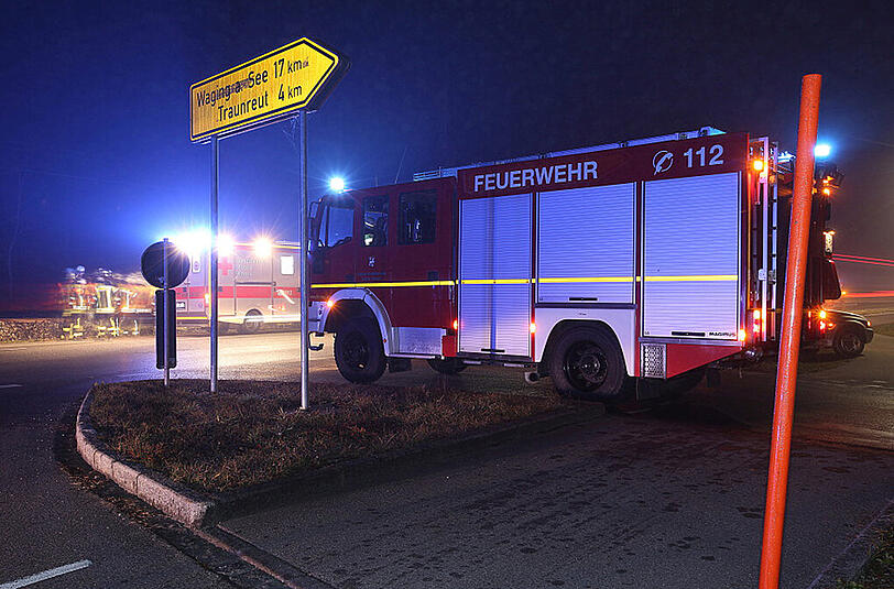 Bei einem Unfall im Berchtesgadener Land landete eine Smart-Fahrerin mit ihrem Auto auf den Bahngleisen.
