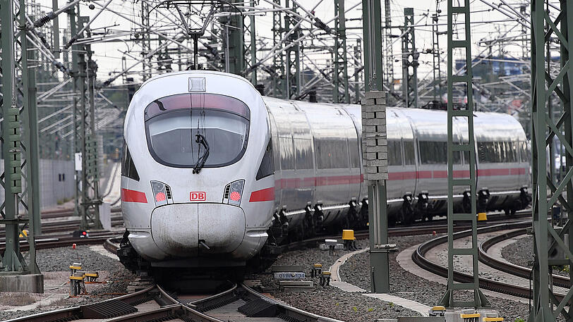 Ein ICE fährt aus dem Hauptbahnhof in Erfurt.
