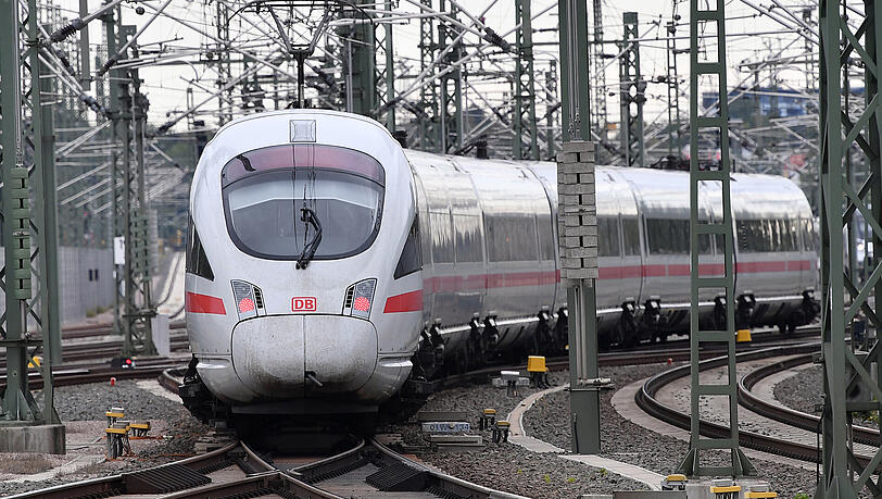 Ein ICE fährt aus dem Hauptbahnhof in Erfurt. Ein ICE fährt aus dem Hauptbahnhof in Erfurt.