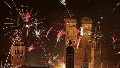 München leuchtet - beim Silvesterfeuerwerk. Doch nicht jeder möchte selbst mitknallen. München leuchtet - beim Silvesterfeuerwerk. Doch nicht jeder möchte selbst mitknallen.