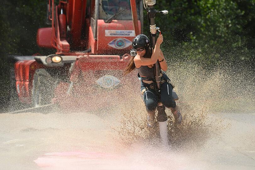 Während der Challenge. So schön reitet nur Ela auf dem Feuerwehrschlauch.