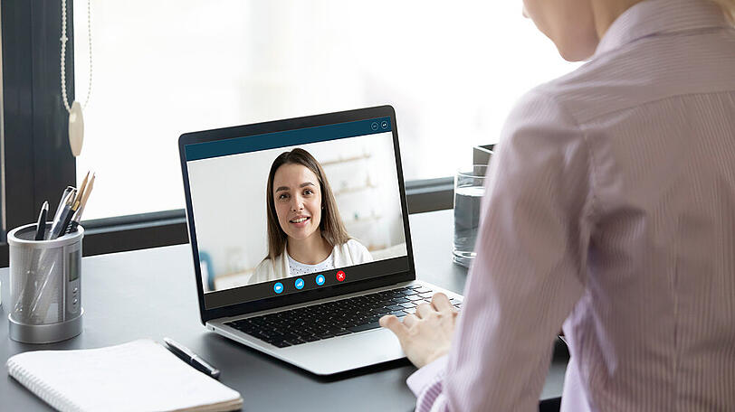 Eine Nutzerin während eines Videochats (Symbolbild).
