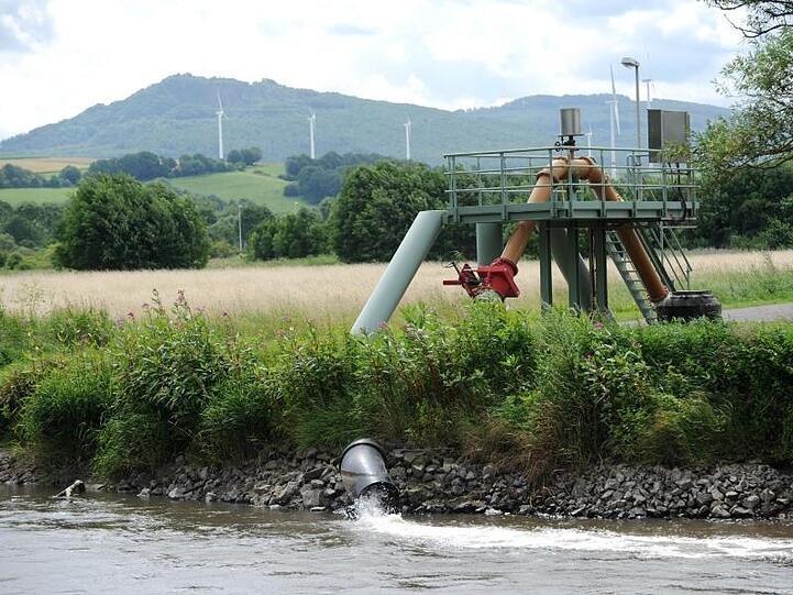 Salzwasser wird in die Werra eingeleitet. Foto: Uwe Zucchi/Archiv