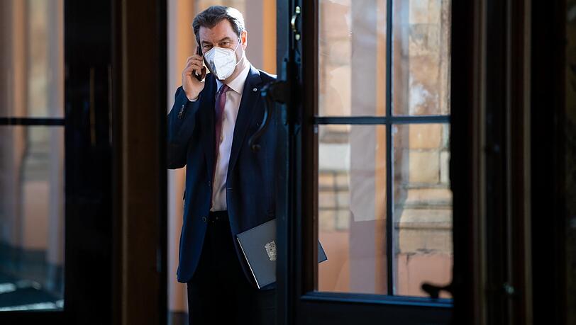 Die Ereignisse überschlagen sich seit gestern: Markus Söder (CSU) telefoniert im Bayerischen Landtag vor Beginn der Plenarsitzung.
