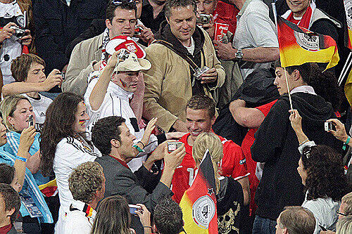 Der Held im Fanblock: Lukas Podolski im Trikot des polnischen Nationalspielers Lewandowski