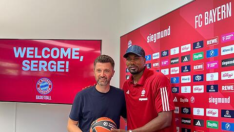 Marko Pesic (l), Geschäftsführer des FC Bayern München Basketball, stellt Serge Ibaka (r) als Neuzugang vor.