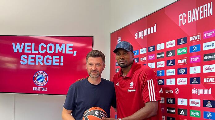 Marko Pesic (l), Geschäftsführer des FC Bayern München Basketball, stellt Serge Ibaka (r) als Neuzugang vor.