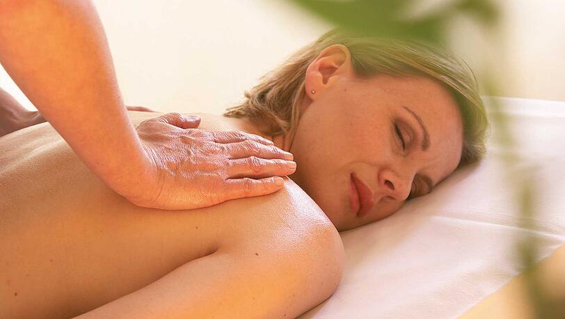 Die Sonnengut - Wellnesswelt besteht aus unterschiedlichen Bereichen, in denen Sie entspannen oder sich verwöhnen lassen können. Die Sonnengut - Wellnesswelt besteht aus unterschiedlichen Bereichen, in denen Sie entspannen oder sich verwöhnen lassen können.