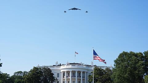 Mit einer Flugshow ehrt Trump die Piloten für ihren Angriff auf iranische Atomanlagen.