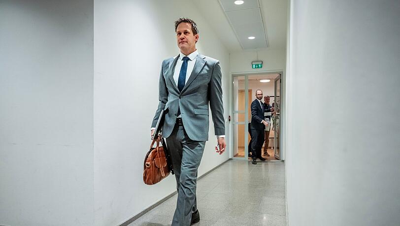 Staatsanwalt Sturla Henriksb&oslash; wollte heute eigentlich sein Pl&auml;doyer fortsetzen und bekanntgeben, welches Strafma&szlig; er f&uuml;r den Sohn der norwegischen Kronprinzessin fordert.