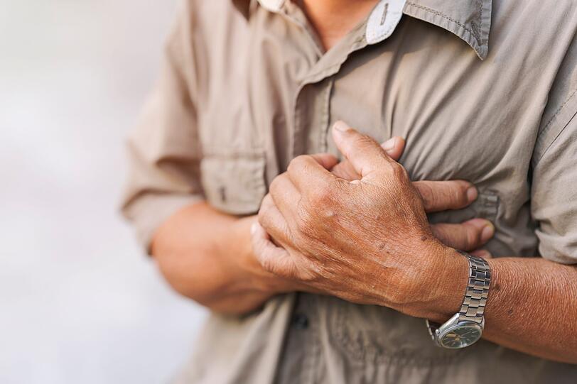 Arteriosklerose, oder auch Arterienverkalkung, entwickelt sich langsam über die Jahre und betrifft vor allem ältere Menschen. Ablagerungen aus Fett, Cholesterin und Kalzium verstopfen dabei die Gefäße. Vor allem ein ungesunder Lebensstil mit falscher Ernährung begünstigt Arteriosklerose. Denn bestimmte Lebensmittel verstopfen Arterien und führen zu Gefäßveränderungen mit schweren Folgen. Arteriosklerose, oder auch Arterienverkalkung, entwickelt sich langsam über die Jahre und betrifft vor allem ältere Menschen. Ablagerungen aus Fett, Cholesterin und Kalzium verstopfen dabei die Gefäße. Vor allem ein ungesunder Lebensstil mit falscher Ernährung begünstigt Arteriosklerose. Denn bestimmte Lebensmittel verstopfen Arterien und führen zu Gefäßveränderungen mit schweren Folgen.