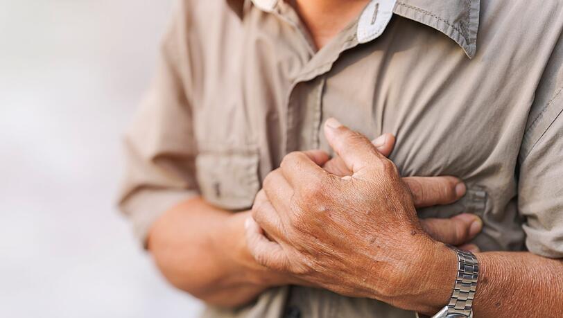 Arteriosklerose, oder auch Arterienverkalkung, entwickelt sich langsam &uuml;ber die Jahre und betrifft vor allem &auml;ltere Menschen. Ablagerungen aus Fett, Cholesterin und Kalzium verstopfen dabei die Gef&auml;&szlig;e. Vor allem ein ungesunder Lebensstil mit falscher Ern&auml;hrung beg&uuml;nstigt Arteriosklerose. Denn bestimmte Lebensmittel verstopfen Arterien und f&uuml;hren zu Gef&auml;&szlig;ver&auml;nderungen mit schweren Folgen.