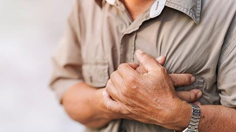 Arteriosklerose, oder auch Arterienverkalkung, entwickelt sich langsam &uuml;ber die Jahre und betrifft vor allem &auml;ltere Menschen. Ablagerungen aus Fett, Cholesterin und Kalzium verstopfen dabei die Gef&auml;&szlig;e. Vor allem ein ungesunder Lebensstil mit falscher Ern&auml;hrung beg&uuml;nstigt Arteriosklerose. Denn bestimmte Lebensmittel verstopfen Arterien und f&uuml;hren zu Gef&auml;&szlig;ver&auml;nderungen mit schweren Folgen.