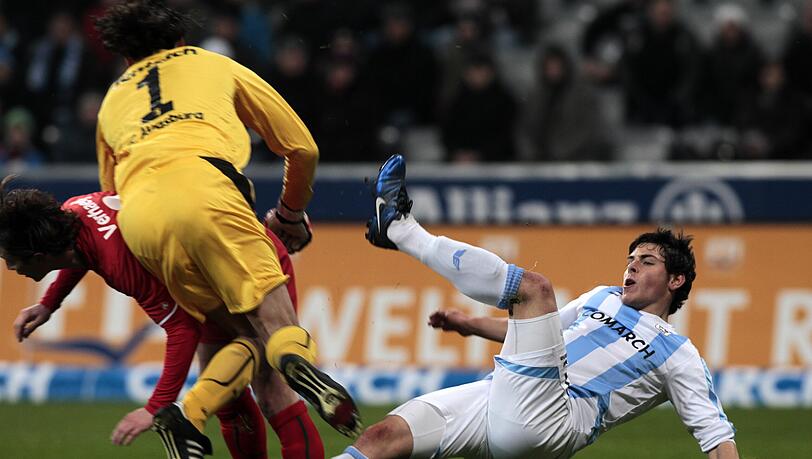 Hart auf dem Boden der Tatsachen sind die Löwen gegen Augsburg gelandet - im Bild Kevin Volland. Hart auf dem Boden der Tatsachen sind die Löwen gegen Augsburg gelandet - im Bild Kevin Volland.