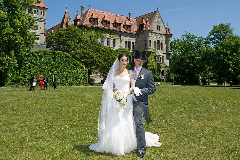 Der Sohn des Bleistiftherstellers Anton Wolfgang Graf von Faber-Castell, Charles Alexander, und seine Ehefrau Melisa Eliyesil haben am Samstag kirchlich geheiratet. Die Bilder von der Adelshochzeit!