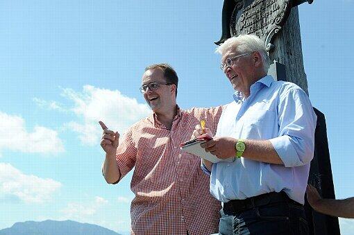 Blick auf die "Mühlsalen der Täler": Steinmeier und Rinderspacher auf dem Zwiesel.