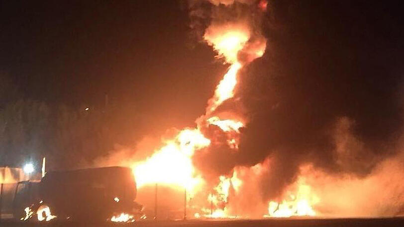 Das Feuer der brennenden Tanklaster im Industriegebiet Purfleet erhellt die Nacht.