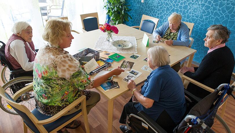 Alben mit Erinnerungen an die Lebensstationen zusammenstellen - das kann helfen. Alben mit Erinnerungen an die Lebensstationen zusammenstellen - das kann helfen.