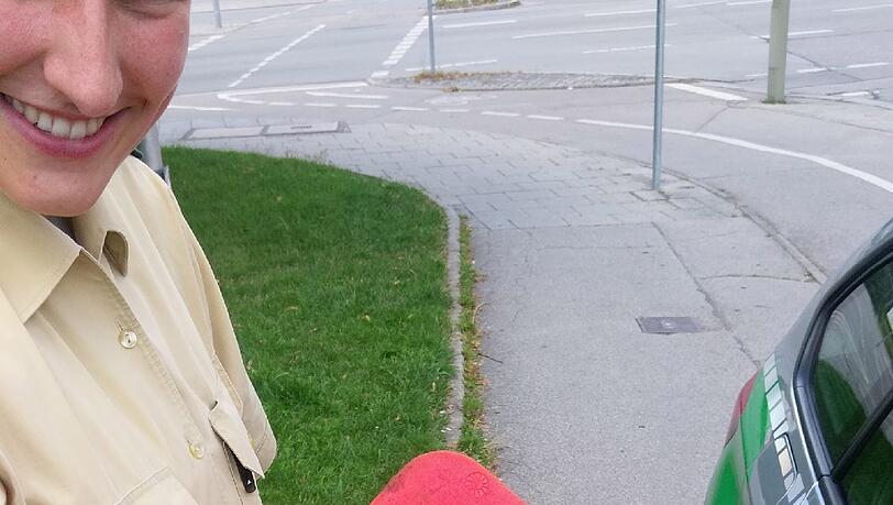 Ein Passant holte die kleine Schildkröte von der Straße und brachte sie in Sicherheit. Ein Passant holte die kleine Schildkröte von der Straße und brachte sie in Sicherheit.