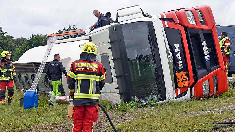 Da der umgekippte Sattelzug auf den Befüllarmaturen lag, musste eine Spezialfirma aus dem Landkreis Freising hinzugezogen werden, die sechs Stunden nach dem Unfall eintraf.