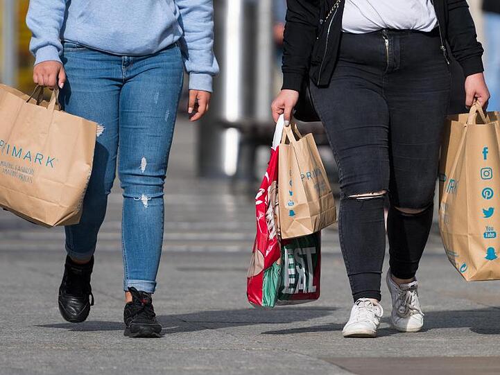 Der Einkauf von Hosen, T-Shirts und Kleidern bleibt in der Corona-Krise weitgehend aus.