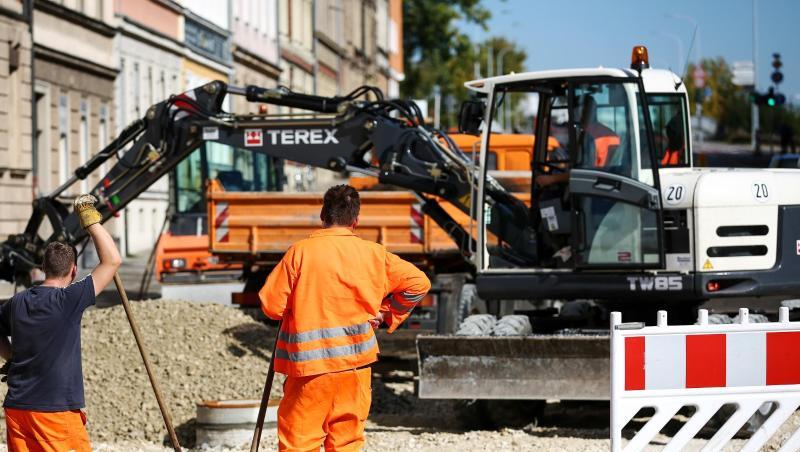 Zwei Bauarbeiter schauen beim Verteilen von Kies an einer Baustelle zu. Foto: David-Wolfgang Ebener/Archiv Zwei Bauarbeiter schauen beim Verteilen von Kies an einer Baustelle zu. Foto: David-Wolfgang Ebener/Archiv
