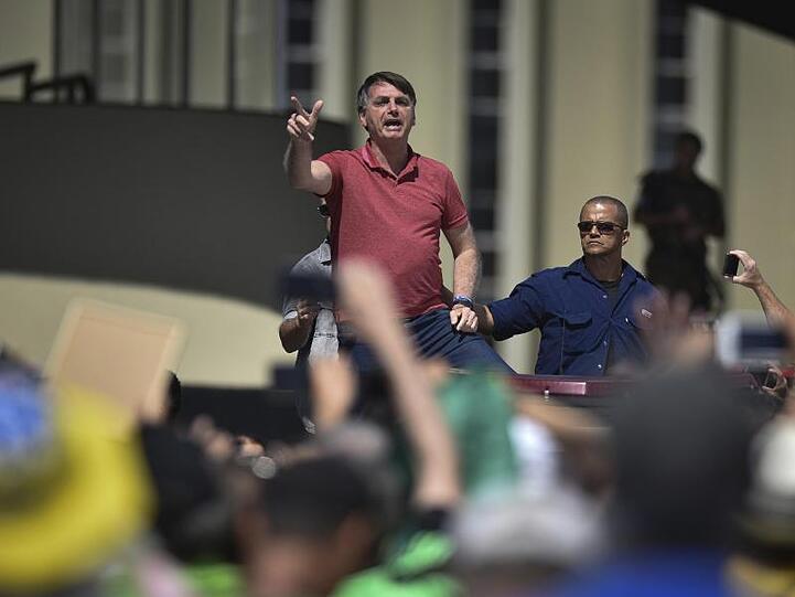 Brasiliens Präsident Jair Bolsonaro spricht vor dem Hauptquartier des Militärs.
