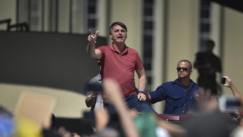 Brasiliens Präsident Jair Bolsonaro spricht vor dem Hauptquartier des Militärs. Brasiliens Präsident Jair Bolsonaro spricht vor dem Hauptquartier des Militärs.