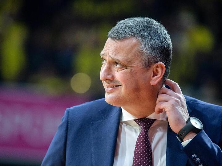 Trainer Dejan Radonjic von München steht an der Seitenlinie. Foto: Matthias Balk