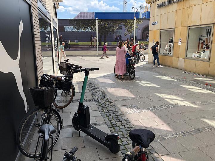 Hier dürfte eigentlich kein E-Scooter stehen: Die Schäfflerstraße mit Blick auf die Baustelle am Marienhof.