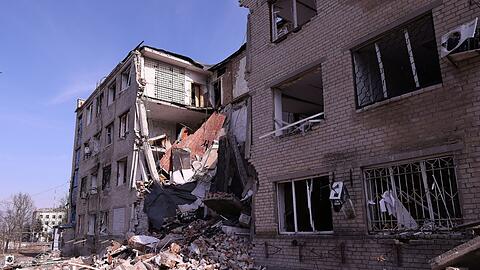 Ein zerstörtes Gebäude in Huljajpole. Die Stadt liegt etwa drei Kilometer von russischen Stellungen entfernt in der Oblast Saporischschja.
