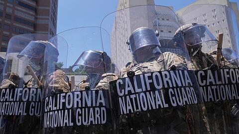 Die Nationalgarde beschützt ein Gefängnis des Bundes in Los Angeles.
