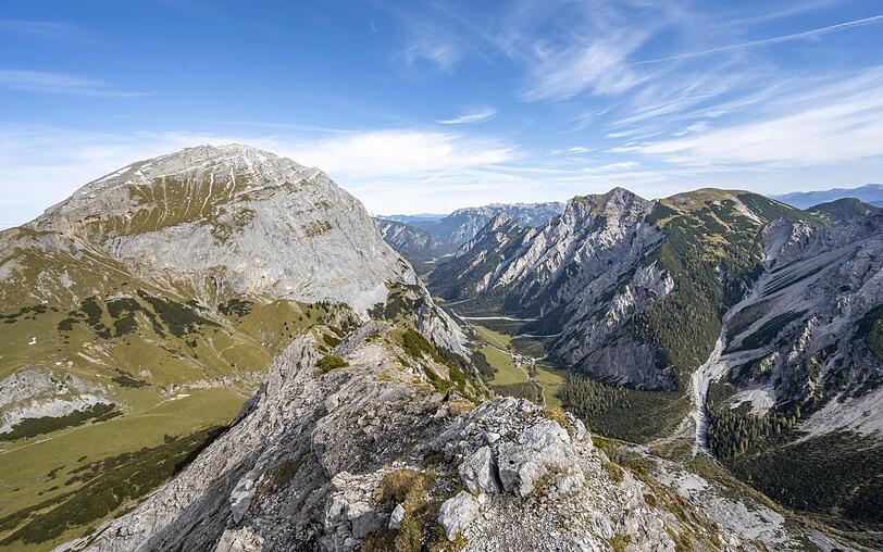 Blick ins Falzthurntal vom Hahnkampl. Rechts das Sonnjoch. Über den breiten Rücken führt der Normalweg nach oben. Das Gelände ist allerdings erheblich steiler, als es auf dem weitwinkeligen Foto scheint.