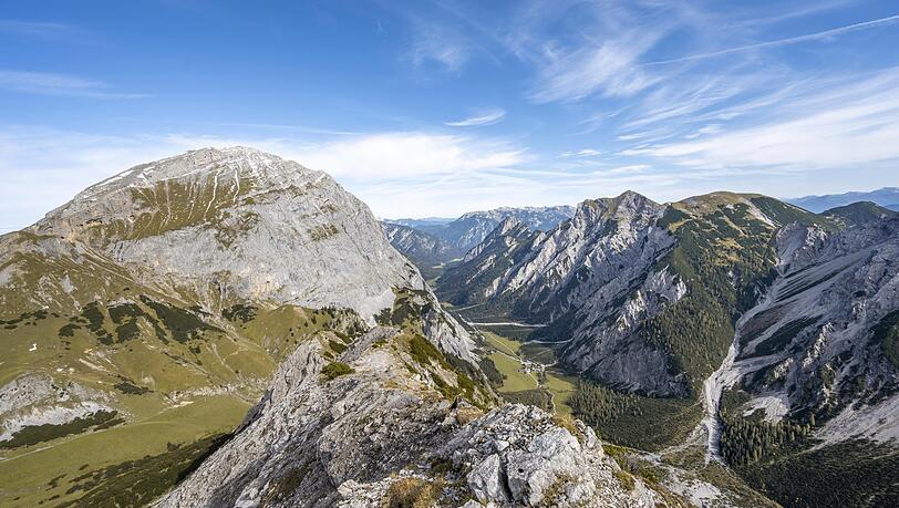 Blick ins Falzthurntal vom Hahnkampl. Rechts das Sonnjoch. Über den breiten Rücken führt der Normalweg nach oben. Das Gelände ist allerdings erheblich steiler, als es auf dem weitwinkeligen Foto scheint. Blick ins Falzthurntal vom Hahnkampl. Rechts das Sonnjoch. Über den breiten Rücken führt der Normalweg nach oben. Das Gelände ist allerdings erheblich steiler, als es auf dem weitwinkeligen Foto scheint.