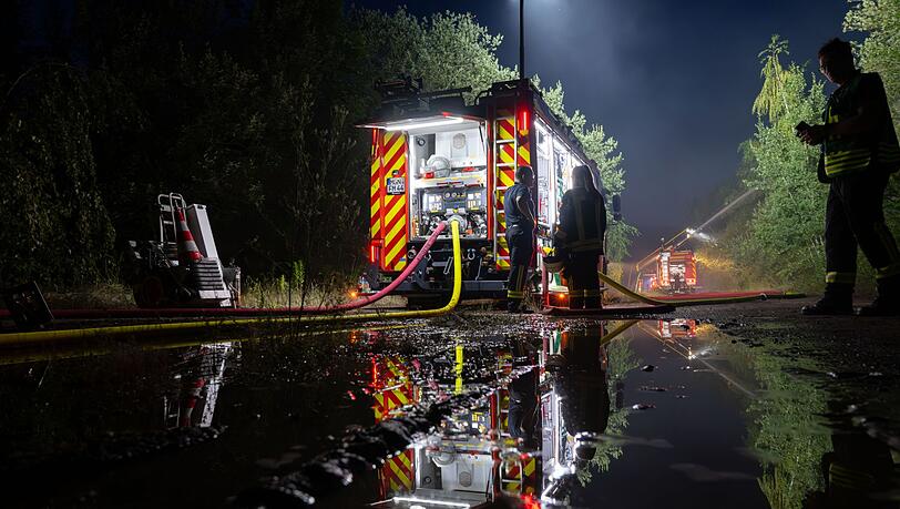 Mehr als 180 Einsatzkräfte waren am Dienstag mit der Bekämpfung des Feuers beschäftigt. Mehr als 180 Einsatzkräfte waren am Dienstag mit der Bekämpfung des Feuers beschäftigt.