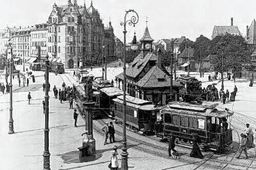 Der gerade neugebaute Straßenbahn-Umsteigebahnhof am Plärrer im Jahre 1900.