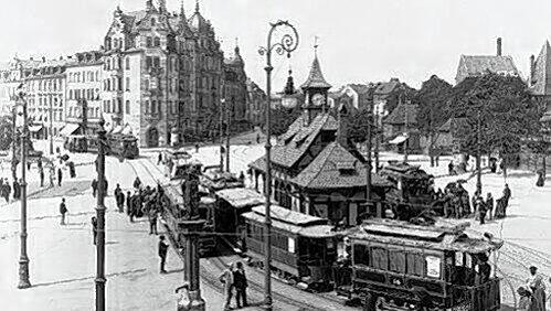 Der gerade neugebaute Straßenbahn-Umsteigebahnhof am Plärrer im Jahre 1900. Der gerade neugebaute Straßenbahn-Umsteigebahnhof am Plärrer im Jahre 1900.