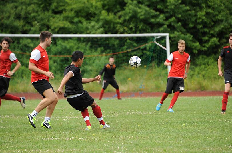 Spielszene aus der dritten Runde: Der FC Testosteroni (in den schwarzen Trikots) besiegt die Simmern All-Stars mit 1:0.
