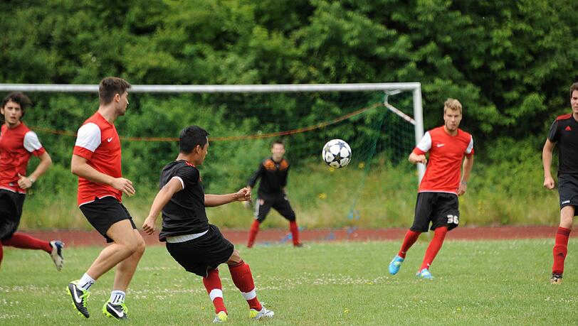 Spielszene aus der dritten Runde: Der FC Testosteroni (in den schwarzen Trikots) besiegt die Simmern All-Stars mit 1:0. Spielszene aus der dritten Runde: Der FC Testosteroni (in den schwarzen Trikots) besiegt die Simmern All-Stars mit 1:0.
