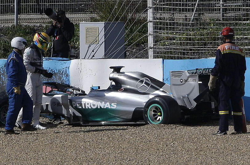 Konsterniert schaut Lewis Hamilton auf seinen demolierten Mercedes W05. Glücklicherweise blieb er bei seinem Crash unverletzt.