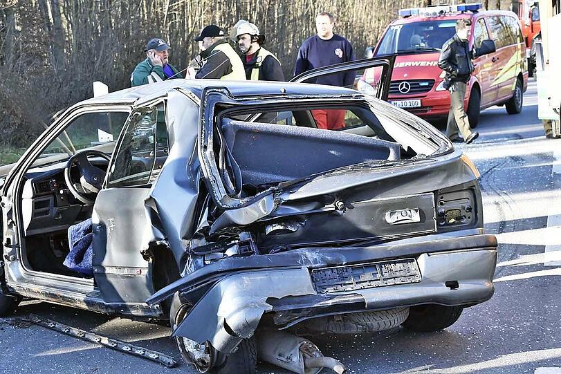 Aus diesem Wrack musste die Feuerwehr an Heiligabend eine 82-Jährige befreien.