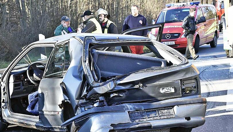 Aus diesem Wrack musste die Feuerwehr an Heiligabend eine 82-Jährige befreien. Aus diesem Wrack musste die Feuerwehr an Heiligabend eine 82-Jährige befreien.