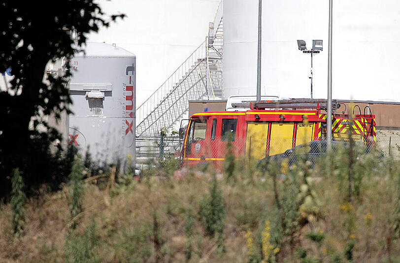 Die Feuerwehr untersucht den Ort des Anschlags auf Brandnester.