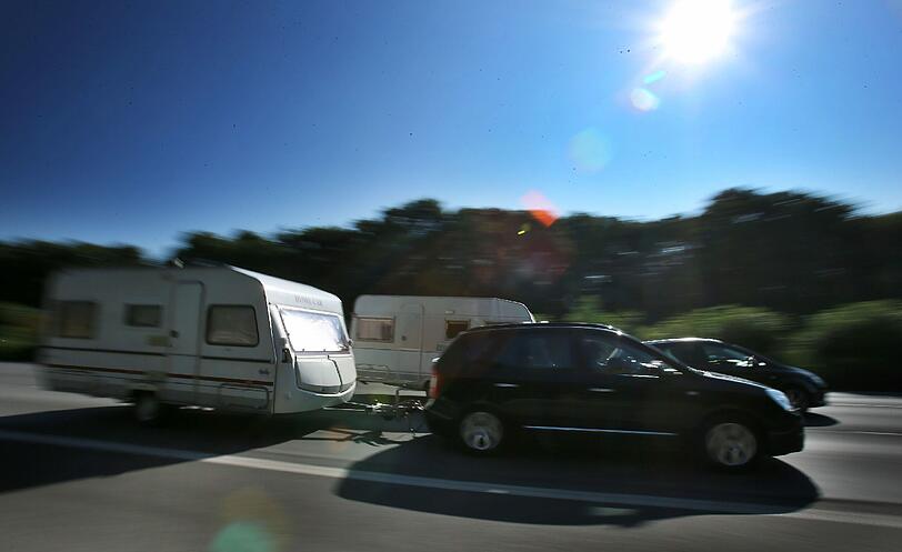 Viel zu vollgepackt war ein Mann mit seinem Wohnwagen auf der A99 unterwegs. (Symbolbild)
