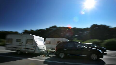 Viel zu vollgepackt war ein Mann mit seinem Wohnwagen auf der A99 unterwegs. (Symbolbild)